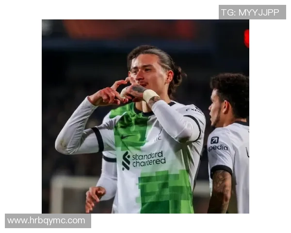 足球巨星赛场意外崴脚引发球迷热议或影响球队后续赛程走势