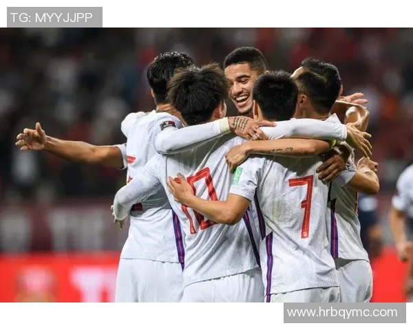 足球球星惊艳转头动作引爆全场瞬间展现力量与优雅魅力