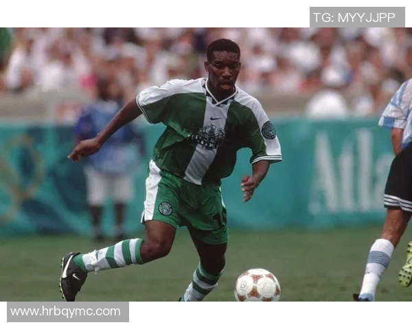 西装革履足球巨星绅士魅力与赛场激情完美结合