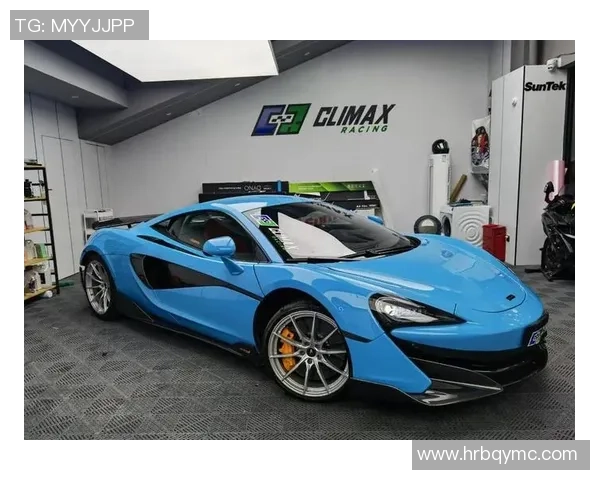 足球巨星驾驭迈凯伦驰骋赛道 展现速度与激情的完美结合